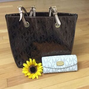 🎉 HP🎉 Authentic Michael Kors Tote